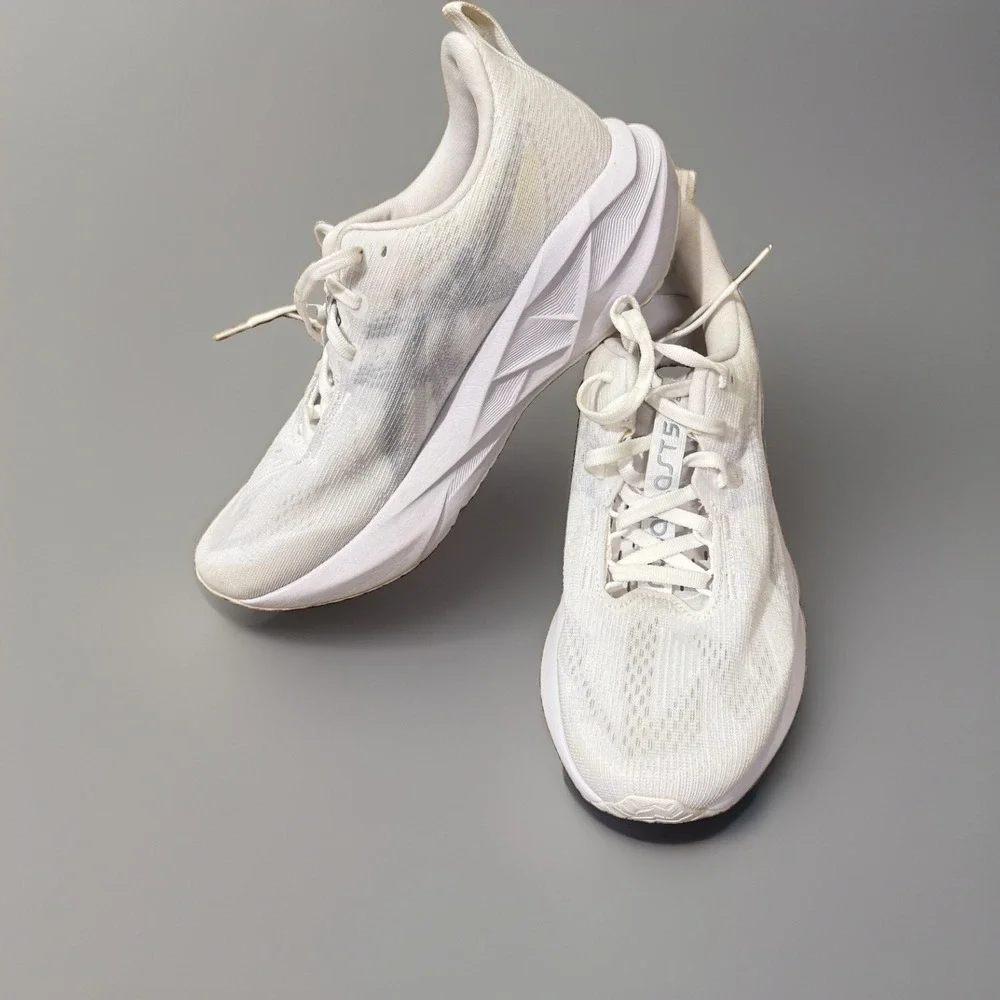 Asics Novablast 5 1012B765-100 Trainers Women 8.5 White/Piedmont Running Shoes